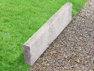 Travertin Silver Græsplænekant med græs og grus
