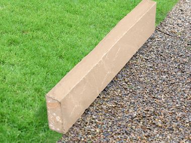 Yellow Mint sandsten: Middelhavsflair Græsplænekant Sandstone Yellow Mint med græs og grus