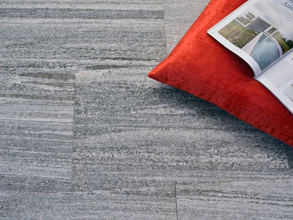 Urban Grey Line gneisplader med orange pude og magasin