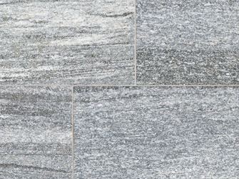 Nærbillede af Urban Grey Line grå granitplader