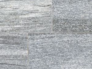 Mønstre fra mørkegrå toner til hvid. Nærbillede af Urban Grey Line grå granitplader