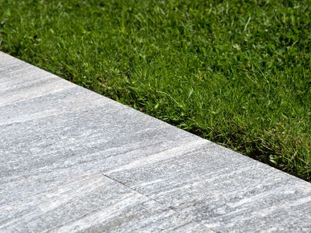 Granitplader Urban Grey Line ved siden af græsplæne