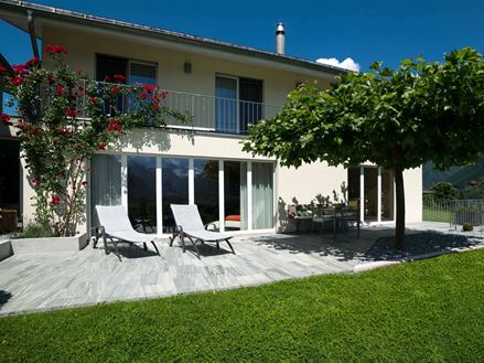 Terrasse med grå granit Urban Grey Line-plader