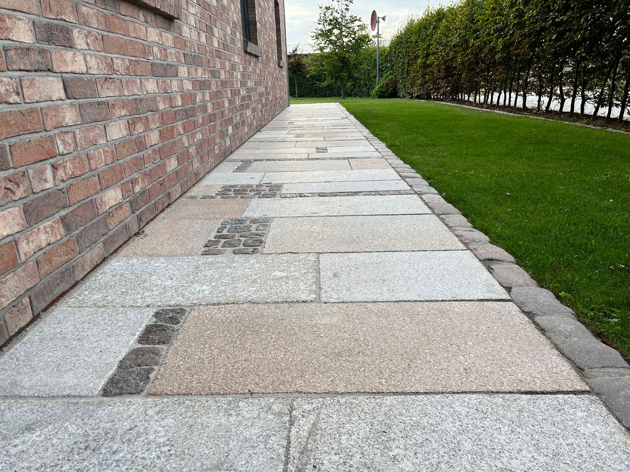 Smukke, naturlige farvevariationer i Girona Antique-granitpladerne Girona Antique-stien tæt på huset