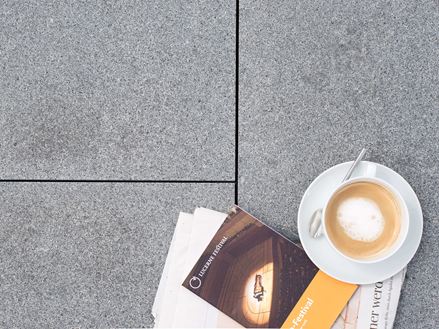 Kaffekop på granitsokkel Mundo Grey