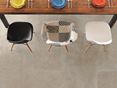 Moderne elegance i stenlook: Elements Clay Spiseplads på terrassen med fliser i stenlook som gulvbelægning