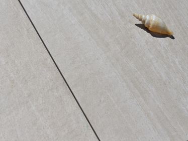 Mountain Beige nærbillede diagonal med skaldekoration