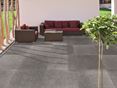 Moderne look til udendørs brug: Bluestone Bali Bluestone Bali kalkstenslignende terrasseplader med rød sofa på terrassen
