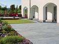 Terrasse med azurblå stenplader