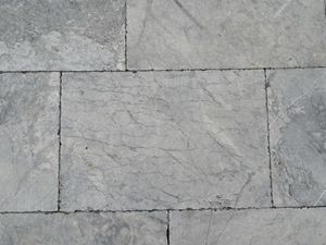 Nærbillede af kalkstensplader af Blaustein Azur i bløde grå toner