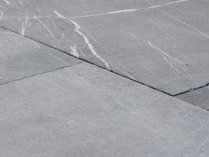 Nærbillede af plader af Blaustein Azur kalksten, hvide årer er synlige i naturstenens lysegrå tone