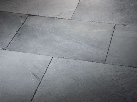 Naturstensplader lavet af blåsten med en tumlet overflade