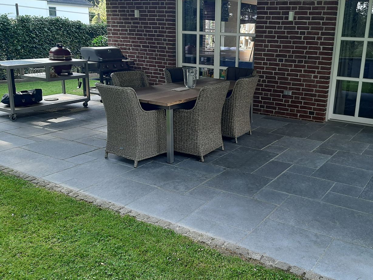 De gråblå kalkstensplader har en sofistikeret effekt. Foto af kunde Kalksten_gårdsplads_plader_Java_blå_tagterrasse