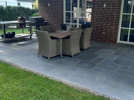 Kalksten_gårdsplads_plader_Java_blå_tagterrasse