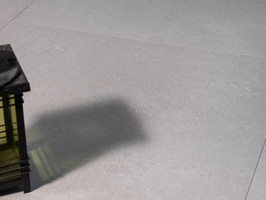 Fliser med steneffekt Sevilla Pearl i blød grå med lanterne