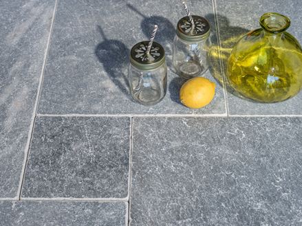 Flaske og glas på Afyon Grey-marmor