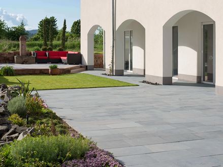 Rummelig terrasse med blåstensplader