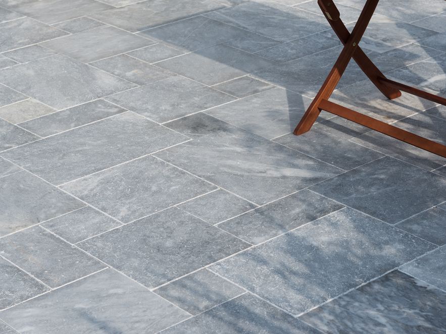 Træstol på grå marmorplader