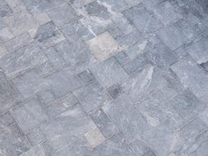 Fugleperspektiv af Afyon Grey grå marmorplader i romersk binding