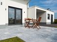 Et godt match: moderne bygning og grå marmor Terrasse med naturstensplader Afyon Grey-marmor