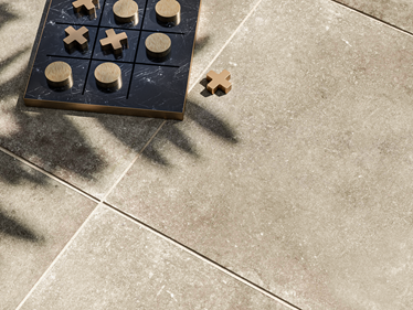 Øverst: Terrasseplade i betonlook Roma med leg og skygge