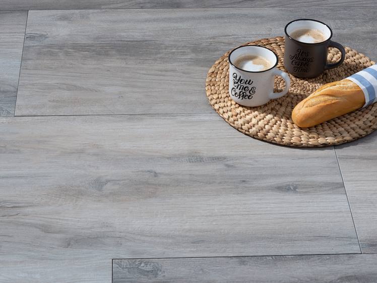 Lys beige træ-effekt Canada Lake tallerkener med baguette og kaffekopper
