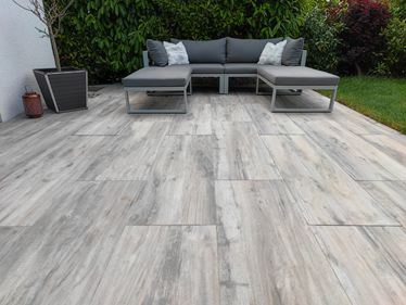 Terrassefliser i porcelænsstentøj i træ-effekt Canada Lake med liggestole