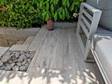 Terrassefliser i porcelænsstentøj med træeffekt Canada Lake med trin og liggestol