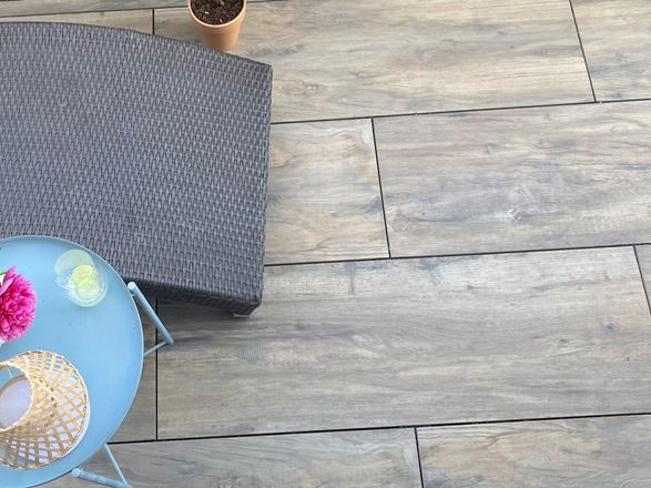 Terrassefliser i porcelænsstentøj med træeffekt Canada Lodge med liggestol og bord