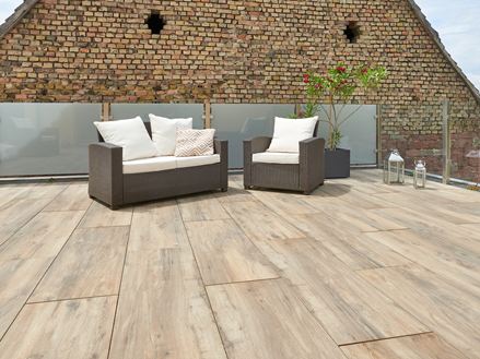 Tagterrasse med loungemøbler og terrassefliser i træ-effekt Canada Lodge