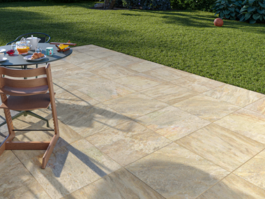 Udsigt til terrasse med fliser i kvartsitlook Bern