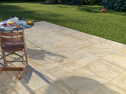 Udsigt til terrasse med fliser i kvartsitlook Bern