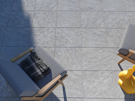 Terrasseplade i kvartsit-look Classic Grey med havemøbler