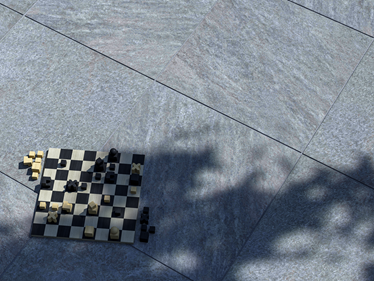 Classic Grey-plade i kvartsitlook med skakdekoration