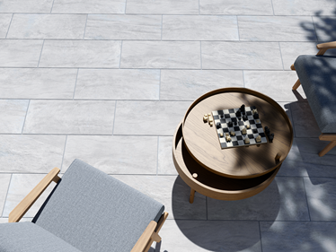 Udsigt til terrasse med Monro Light-plader i kvartsitlook med havemøbler