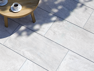 Topbillede af terrassepladen Monro Light i kvartsitlook med sofabord