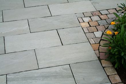 Grå sandsten Kandla Grey med kant til sengen