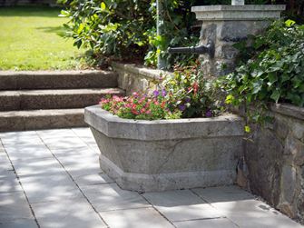 Sandstensplade i grå Kandla Grey Springvand med blomster