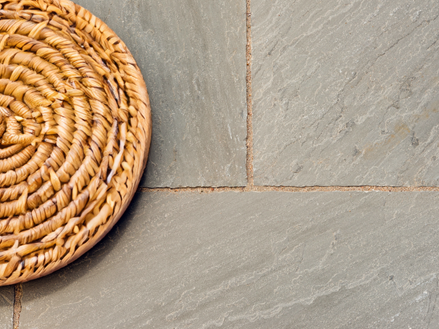 Bakke og glas på grå sandstensplader Kandla Grey set ovenfra