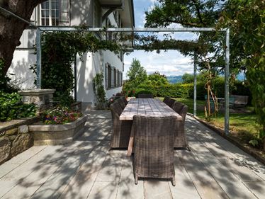 Schweizisk terrasse med Kandla Grey sandsten