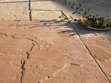 Modak sandstensplader med dekorativ skål, bær og grene