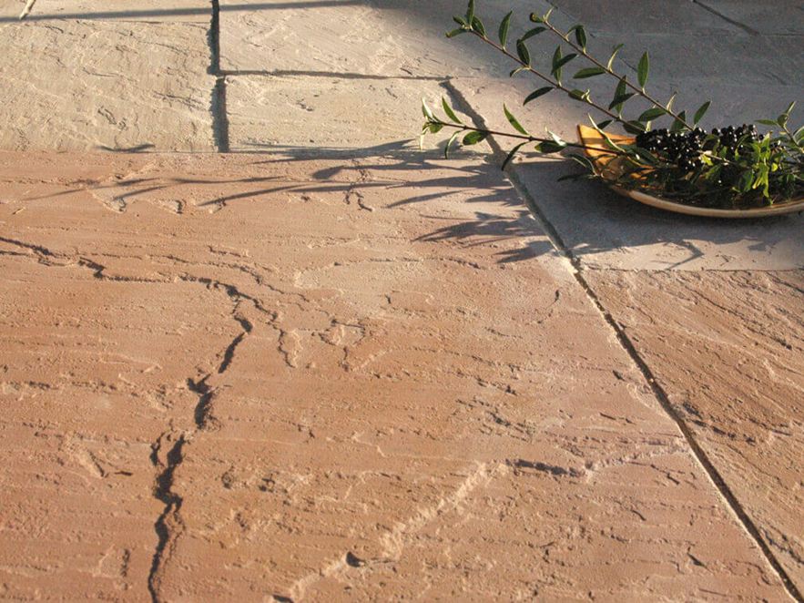 Modak sandstensplader med dekorativ skål, bær og grene