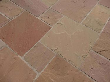 Rødlige plader af Modak-sandsten lagt i et romersk bånd