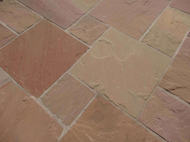 Rødlige plader af Modak-sandsten lagt i et romersk bånd