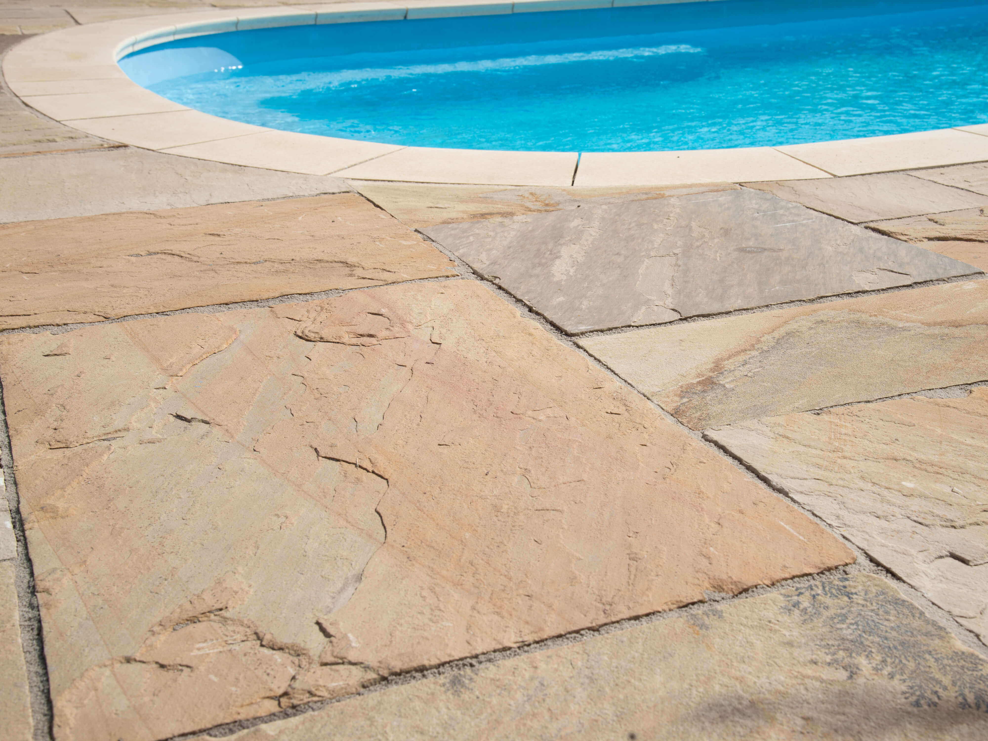 Yellow Mint sandstensplader ved poolen