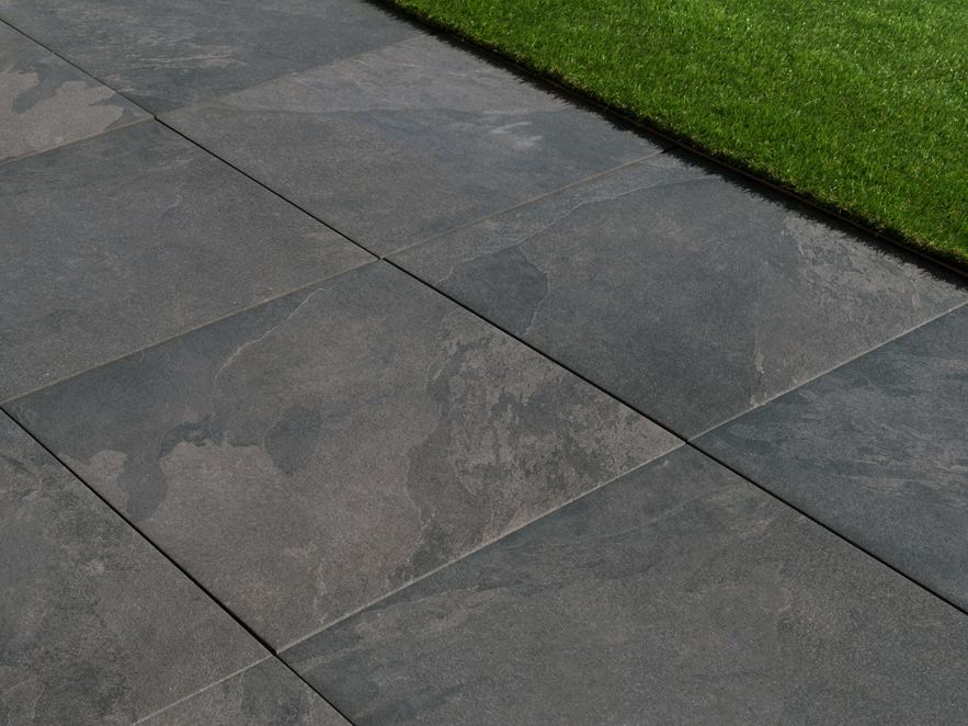 Terrassefliser Alpine Black og græsplæne