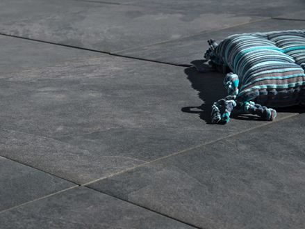 Puden ligger på mørkegrå Alpine Black porcelænsstentøjsfliser