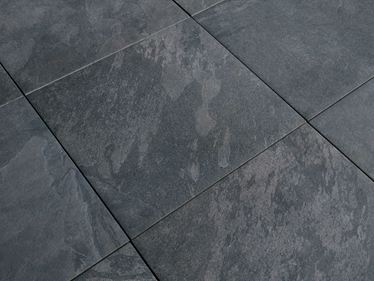 Nærbillede af mørke Alpine Black paneler med skifereffekt