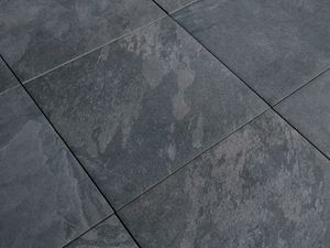 Nærbillede af mørke Alpine Black paneler med skifereffekt