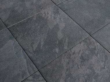 Nærbillede af mørke Alpine Black paneler med skifereffekt